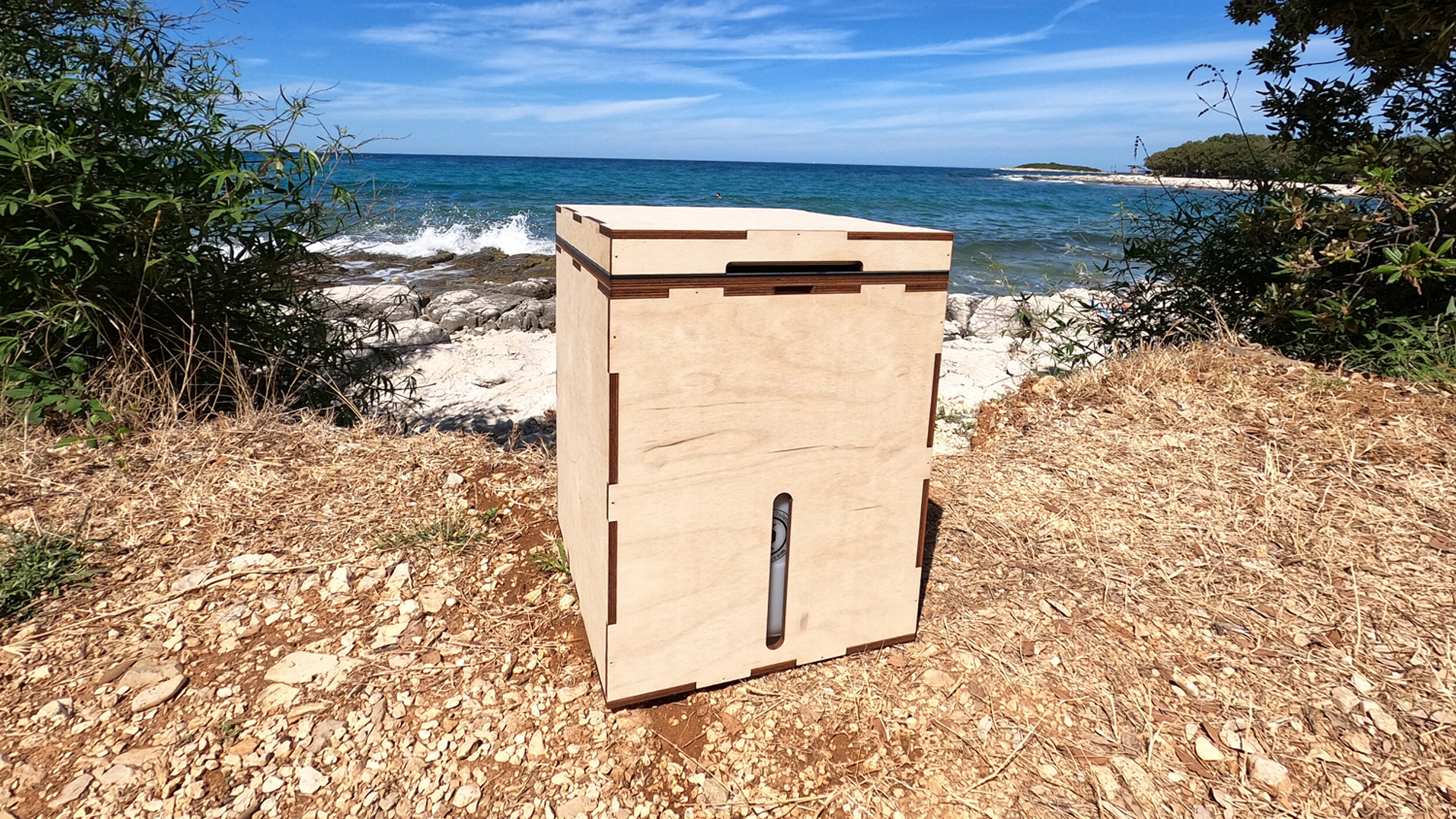 Our dry composting toilet MiniLoo is quickly ready for use on your beach holiday