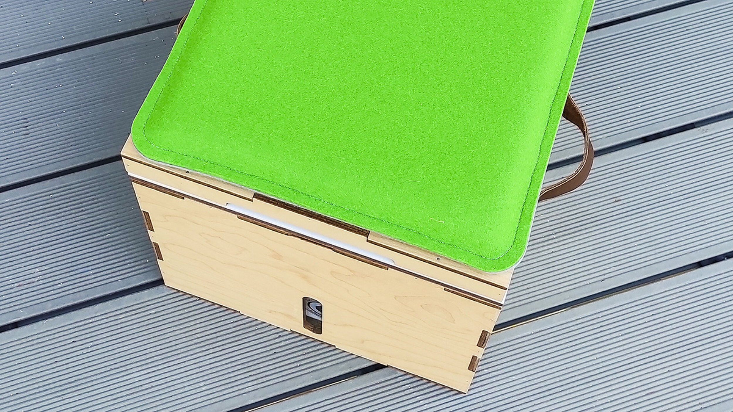 Unser Sitzkissen in der Farbkombinationen grün & grau passt genau auf deine Trockentrenntoilette MiniLoo