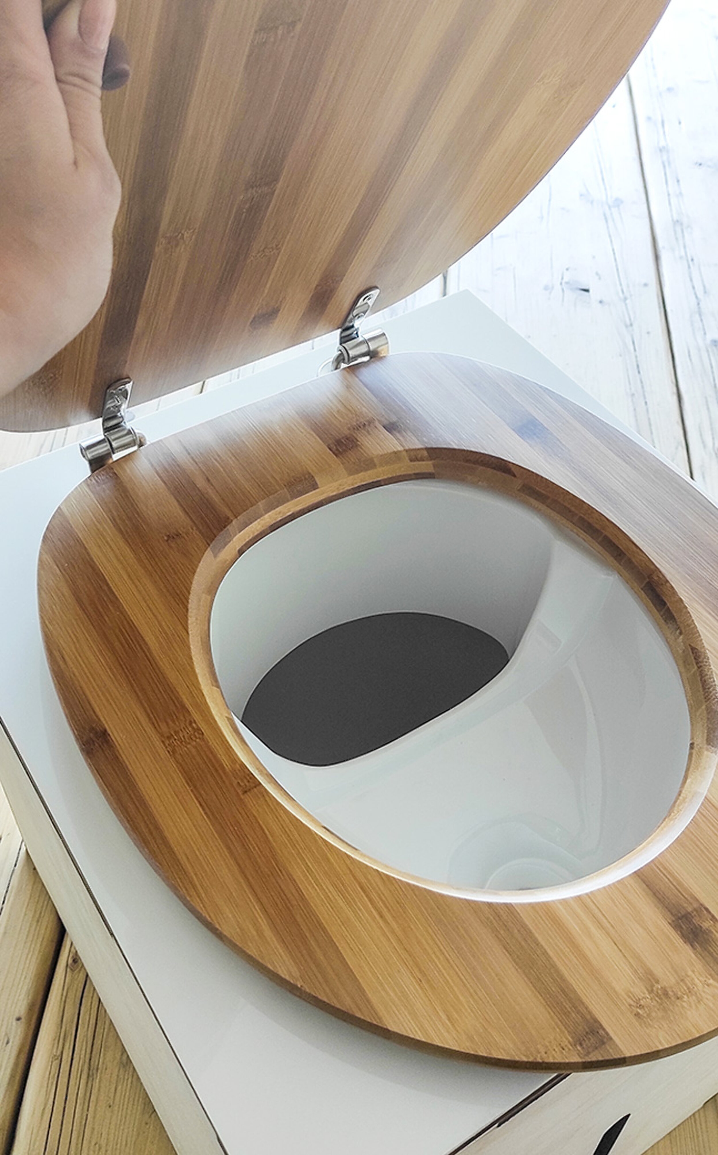 Unser Bambus-Toilettensitz mit verstellbaren Edelstahl-Scharnieren passt optimal auf den Kildwick Trenneinsatz und ist einfach zu montieren