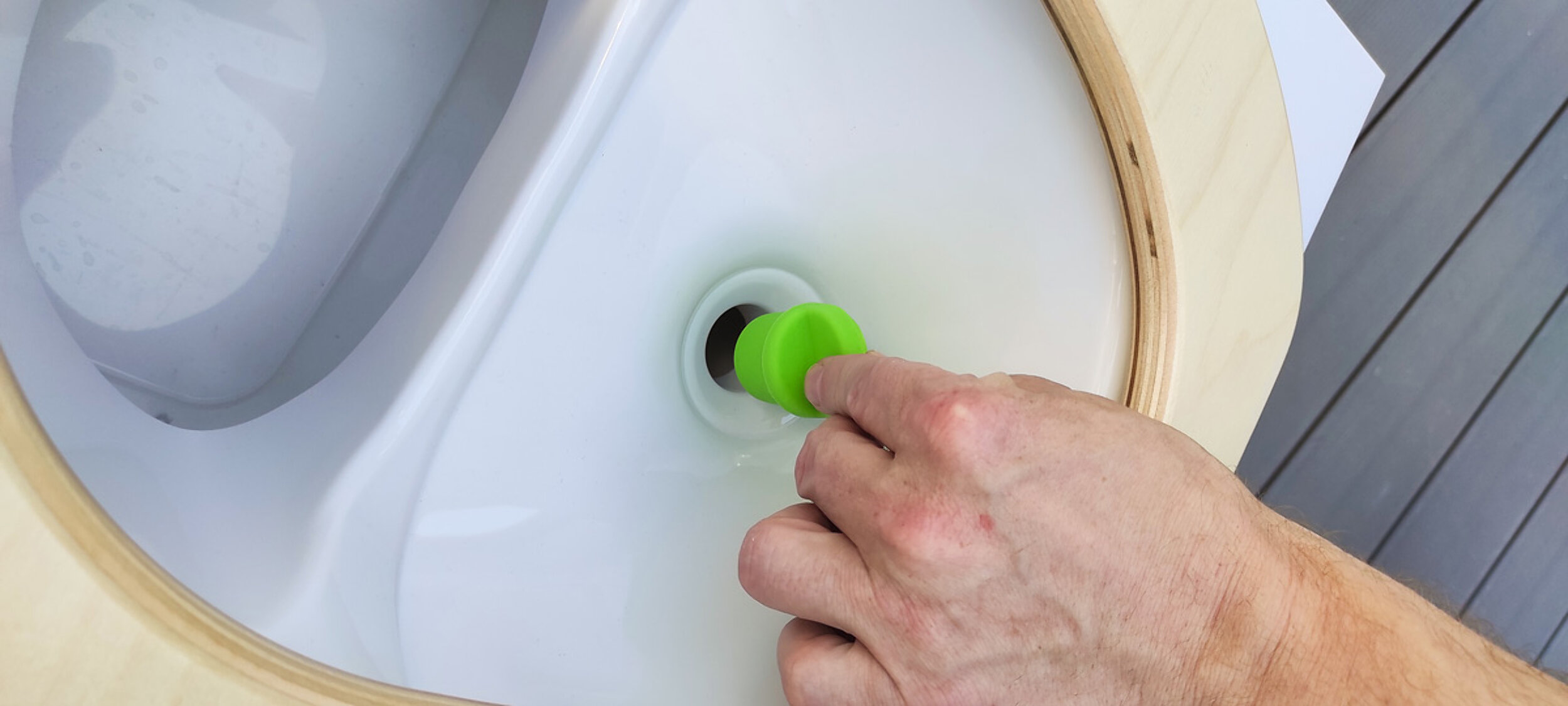 Mit unserem Spillguard Plug wird die Urinkanisteröffnung deiner Trockentrenntoilette zuverlässig verschlossen