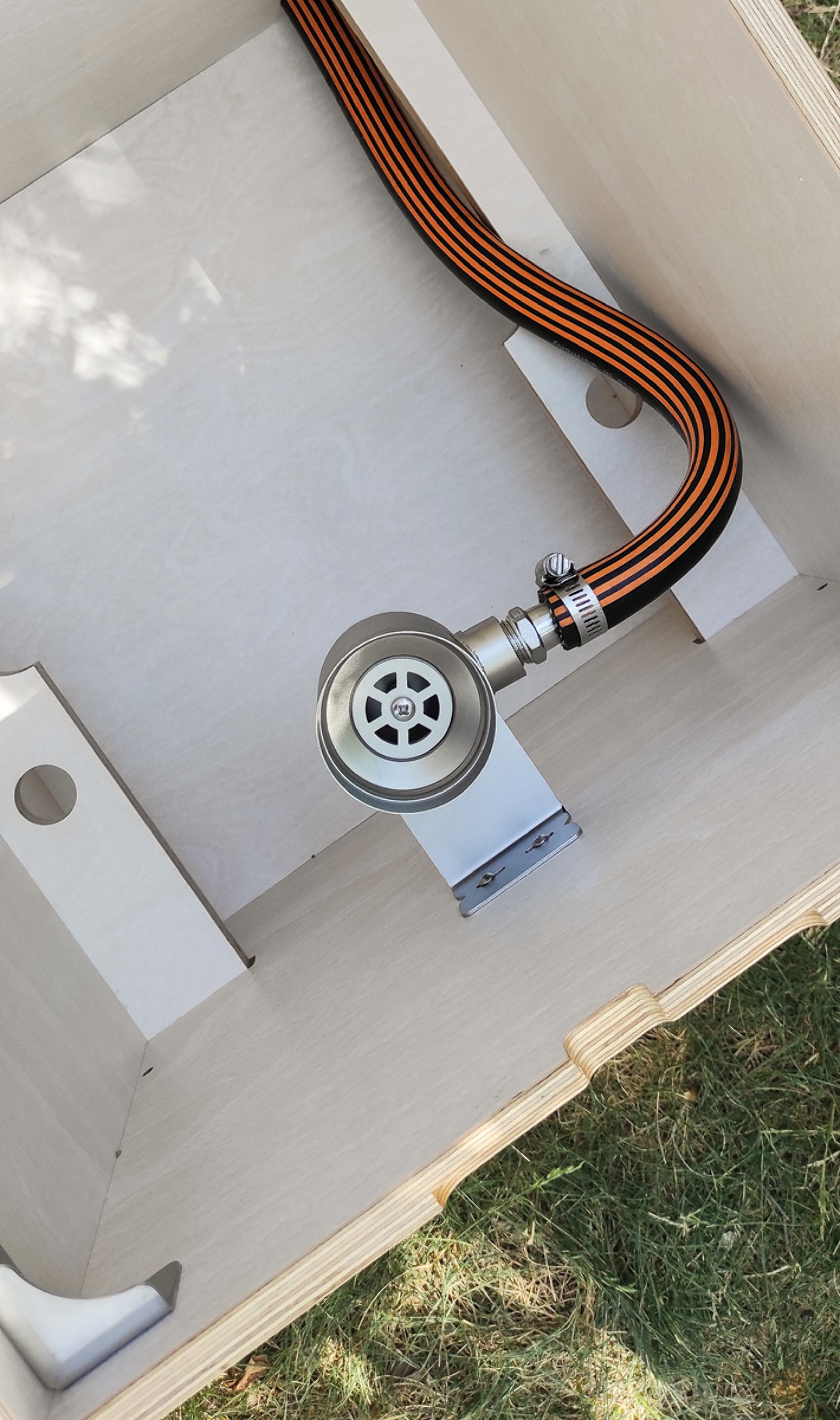 You can connect any hose and pipe system with a ½ inch flange to our stainless steel siphon