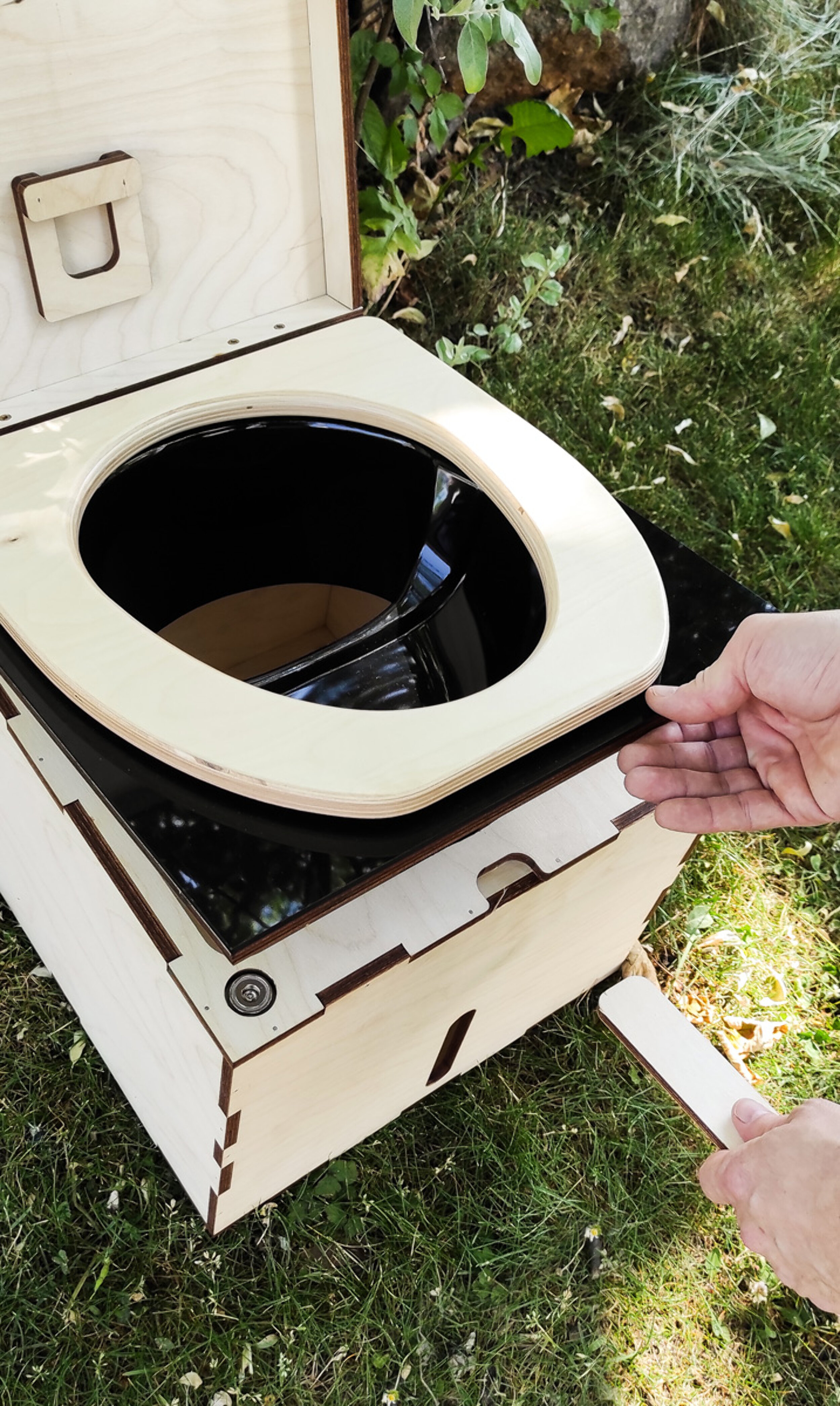 With our PiccoLoo composting toilet, the urine diverter is attached with magnets and the toilet seat can be closed magnetically