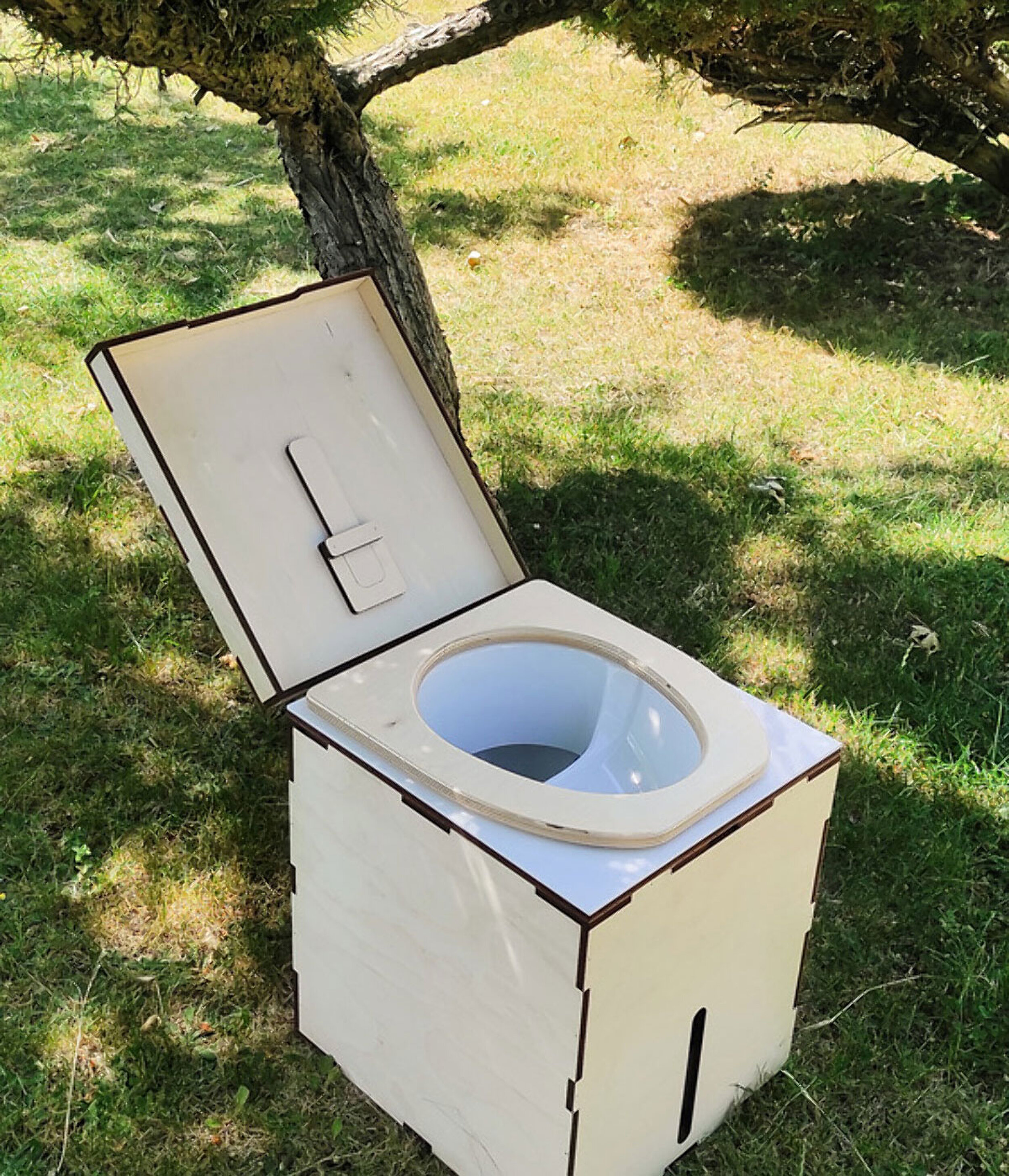 Unsere MiniLoo Trockentrenntoilette mit weißem Trenneinsatz – fertig montiert und einsatzbereit