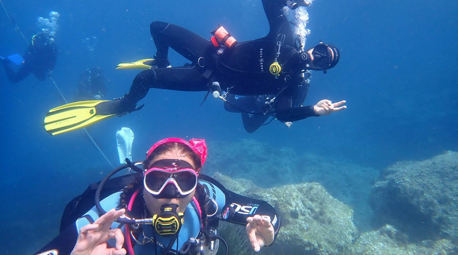 2 divers under water