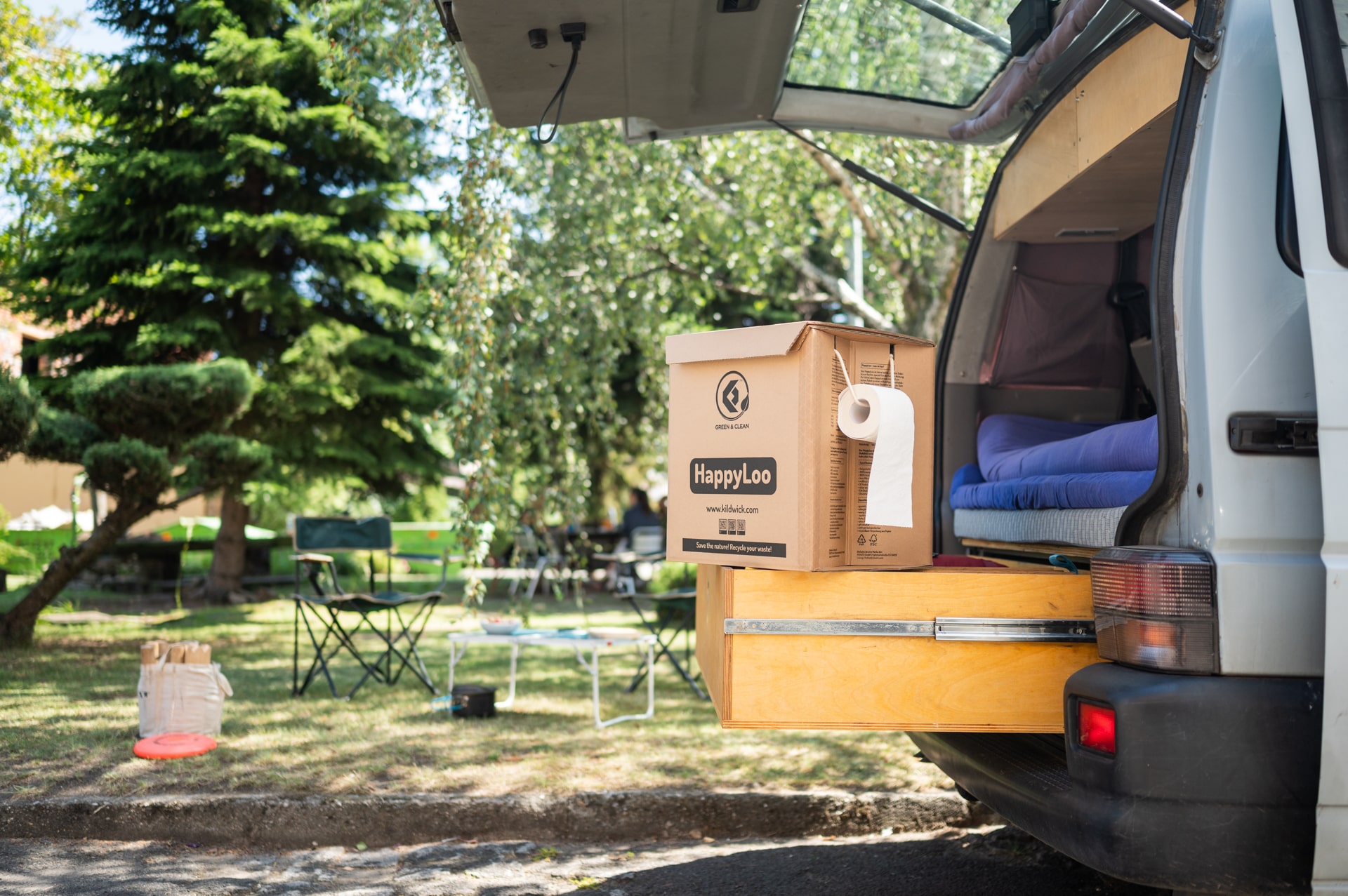 Das umweltfreundliche Kildwick HappyLoo auf einer Kofferraumklappe eines Campervans.